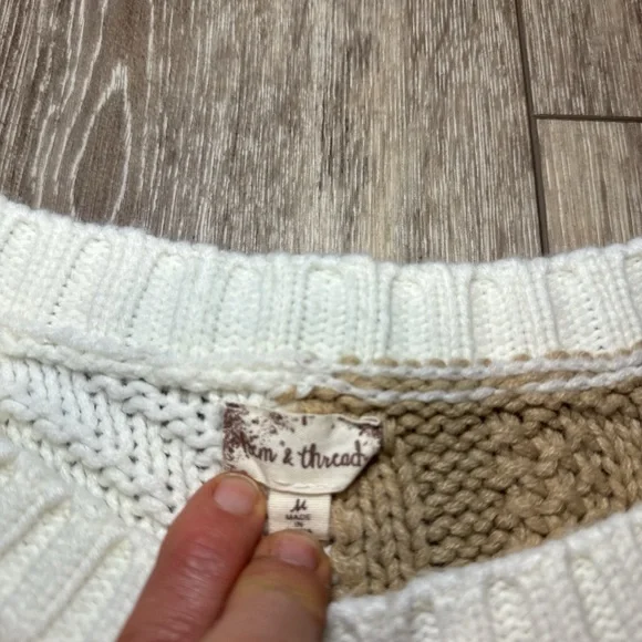 Elegant Two-Tone Cable Knit Sweater - Picture 3 of 3